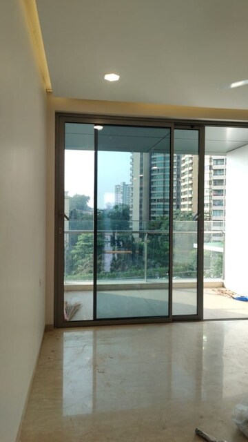 Room in 3 BHK Apartment at Oberoi Maxima, Andheri East – for Rent