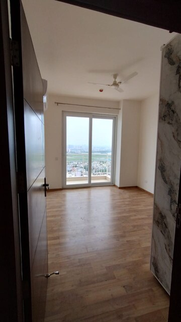 Room in 3 BHK Apartment at Signature Global De Luxe DXP, Sector 37d – for Sale