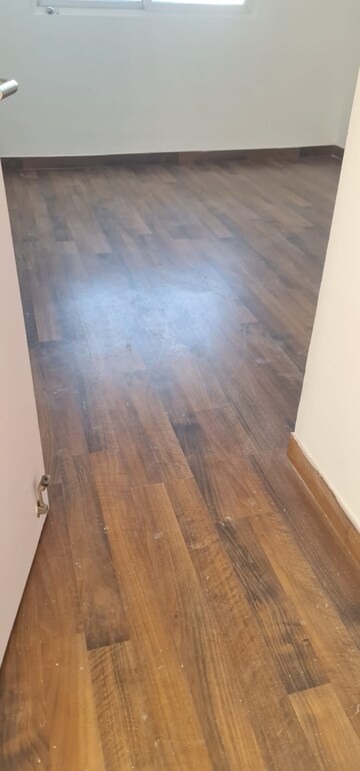 Room in 3 BHK Builder Floor at BPTP Amstoria, Sector 102 – for Sale