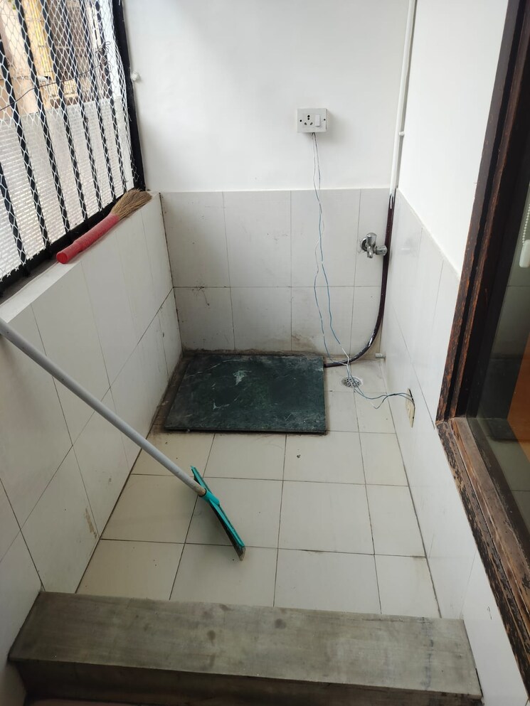Bathroom, east of kailash 3 Bedroom 1400 Sq.Ft. Builder Floor In East Of Kailash Delhi 8251877