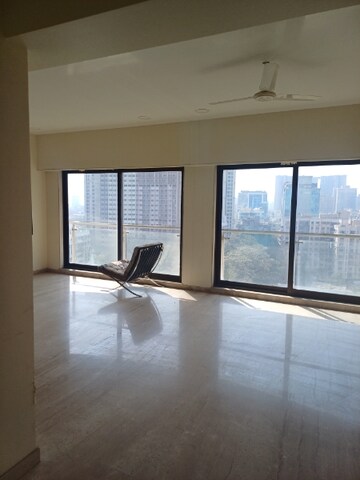 Room in 5 BHK Apartment at DLH Sorrento, Veera Desai Road – for Sale
