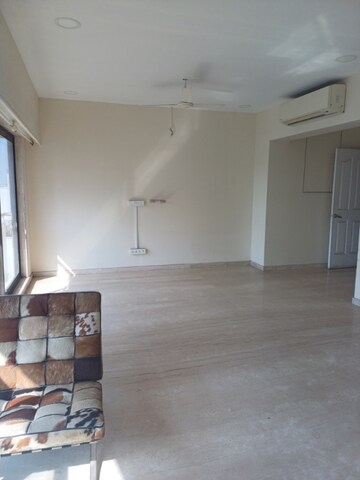 Room in 5 BHK Apartment at DLH Sorrento, Veera Desai Road – for Sale