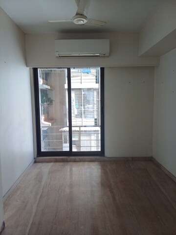 Room in 5 BHK Apartment at DLH Sorrento, Veera Desai Road – for Sale