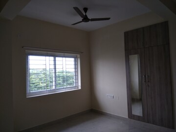 Room in 2.5 BHK Apartment at Thiruvanmiyur – for Sale
