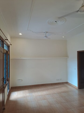 Room in 3.5 BHK Builder Floor at AS Tower, Sector 45 – for Rent
