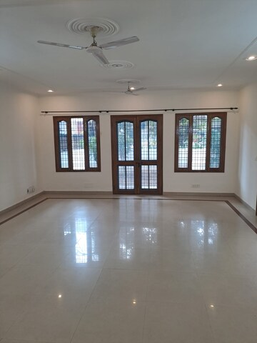 Room in 3.5 BHK Builder Floor at AS Tower, Sector 45 – for Rent