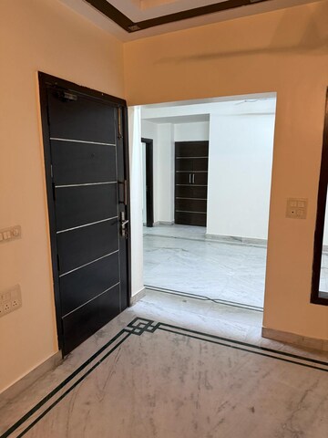 Room in 3 BHK Apartment at DLF The Belvedere Park, Sector 24 – for Rent