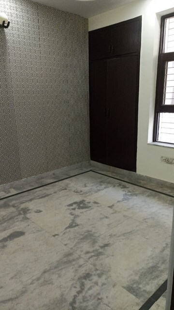Room in 2 BHK Builder Floor at Sector 42 – for Rent