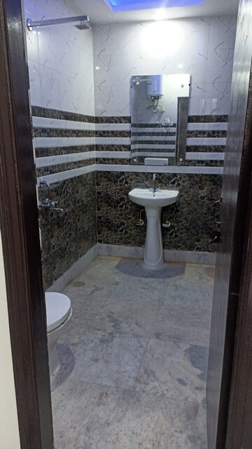 Bathroom in 2 BHK Builder Floor at Sector 42 – for Rent