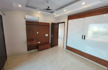 Room in 4 BHK Builder Floor at Sector 24 – for Rent