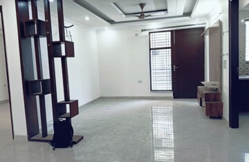 Room in 4 BHK Builder Floor at Sector 24 – for Rent