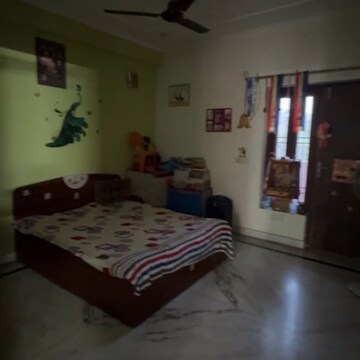 Room in 3 BHK Builder Floor at Sector 52 – for Rent