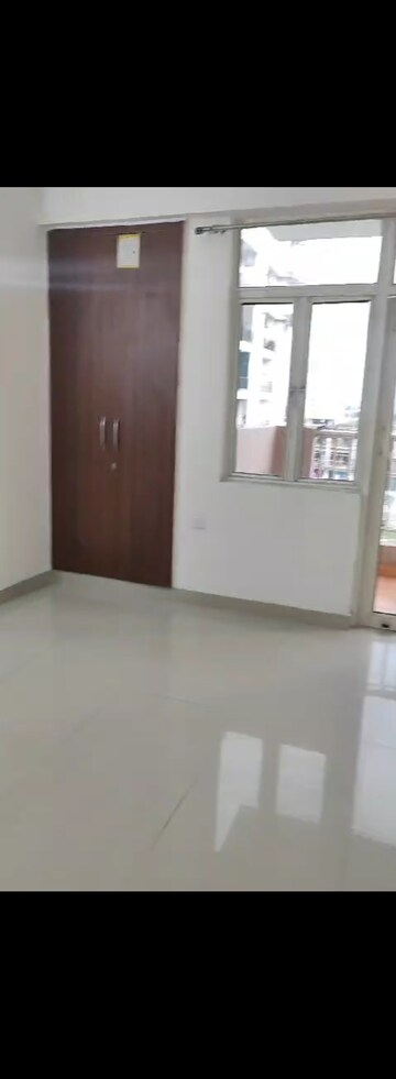 Room in 3 BHK Apartment at M R Platinum 321, Raj Nagar Extension – for Rent