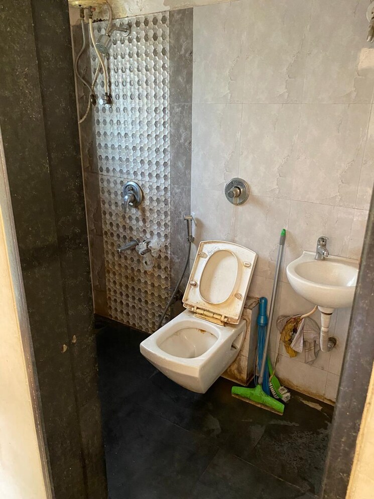 Bathroom, uma-serita 2.5 Bedroom 1100 Sq.Ft. Apartment In Ghodbunder Road Thane 8254210