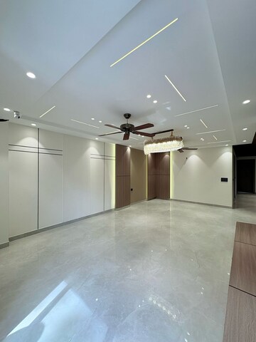 Room in 4 BHK Builder Floor at Uppal Southend, Sector 49 – for Sale