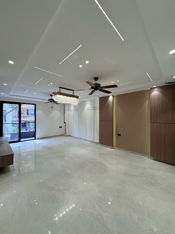Room in 4 BHK Builder Floor at Uppal Southend, Sector 49 – for Sale