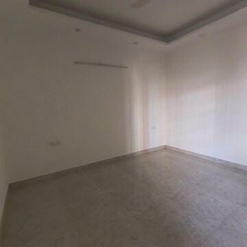 Room in 3 BHK Builder Floor at Sector 52 – for Rent