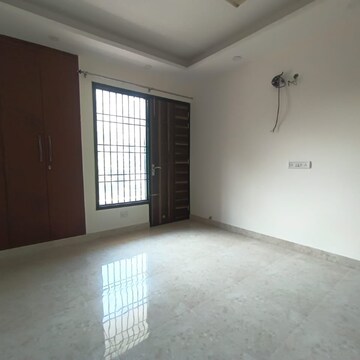 Room in 3 BHK Builder Floor at Sector 52 – for Rent