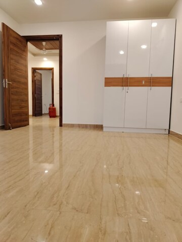 Room in 3 BHK Builder Floor at BPTP District Phase 2, Sector 84 – for Rent