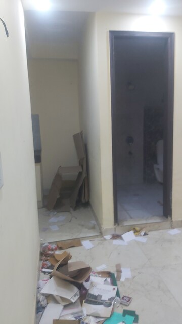 Furnished Amenities in 2.5 BHK Builder Floor at Mayur Vihar – for Rent