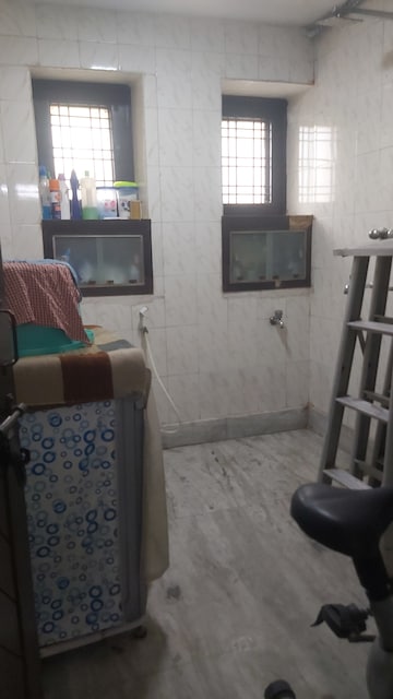 Living Room in 2.5 BHK Apartment at Mayur Vihar 1 – for Rent