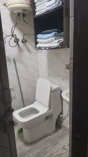 Bathroom in 2.5 BHK Apartment at Mayur Vihar 1 – for Rent