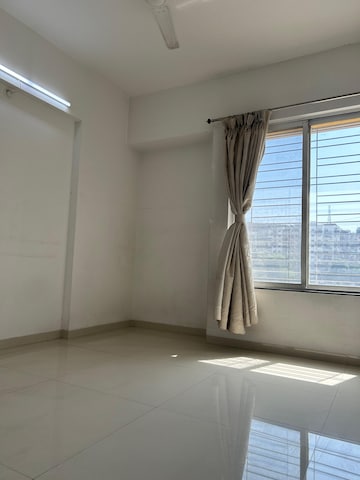Room in 3 BHK Apartment at Paranjape Gloria Grace, Bavdhan – for Rent