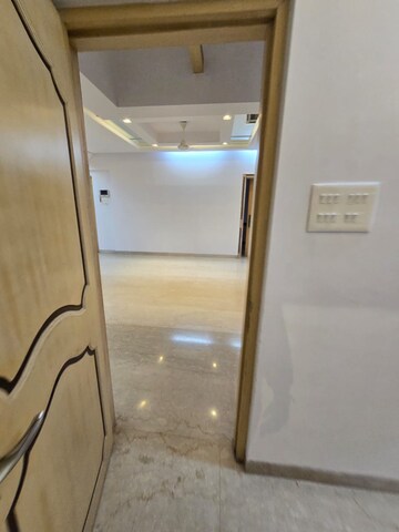 Furnished Amenities in 5 BHK Apartment at Zears Shiv Asthan Heights, Bandra West – for Sale