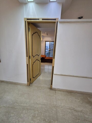 Room in 5 BHK Apartment at Zears Shiv Asthan Heights, Bandra West – for Sale