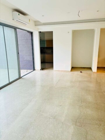 Room in 4 BHK Apartment at Kalpataru Jade Residences, Baner – for Rent