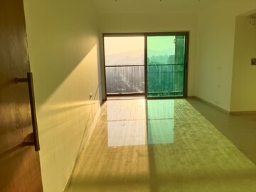 Room in 2 BHK Apartment at Kalpataru Paramount A, Kapur Bawdi – for Rent