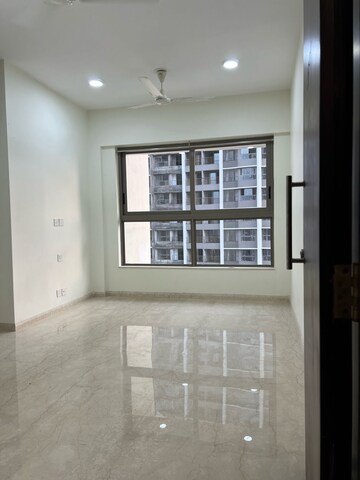 Room in 2 BHK Apartment at Kalpataru Paramount, Kapur Bawdi – for Rent