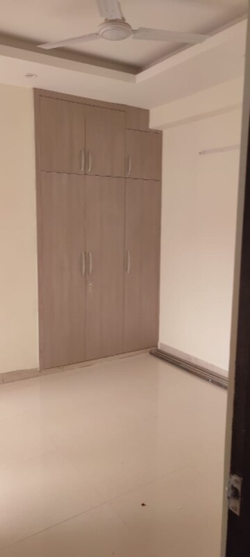 Room in 2 BHK Apartment at Gaur City 7th Avenue, Sector 4, Greater Noida – for Rent