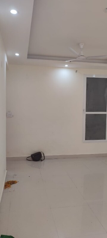 Room in 2 BHK Apartment at Gaur City 7th Avenue, Sector 4, Greater Noida – for Rent