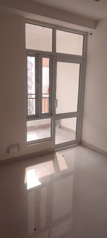 Room in 2 BHK Apartment at Amrapali Golf Homes, Sector 4, Greater Noida – for Rent