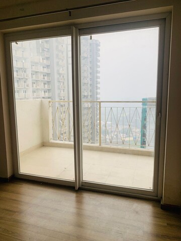 Room in 3 BHK Apartment at Pareena Micasa, Sector 68 – for Rent