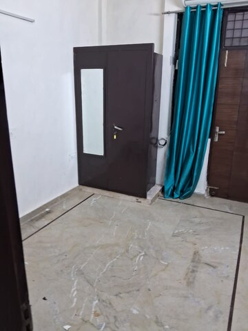 Room in 2.5 BHK Builder Floor at Paschim Vihar – for Rent