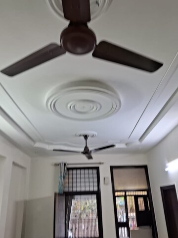 Furnished Amenities in 2.5 BHK Builder Floor at Paschim Vihar – for Rent