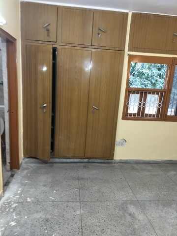 Room in 3 BHK Apartment at Sector 6, Dwarka – for Rent