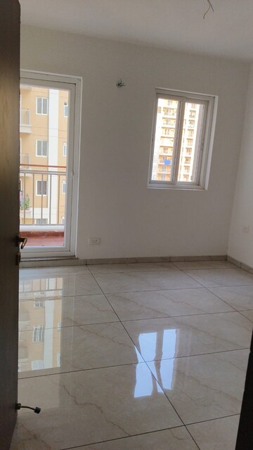 Room in 3 BHK Apartment at Omaxe Heights Gomti Nagar, Gomti Nagar – for Rent