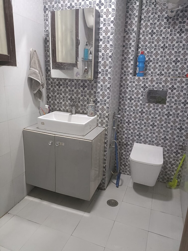 Bathroom, sant nagar 2 Bedroom 1400 Sq.Ft. Builder Floor In Sant Nagar Delhi 8255481
