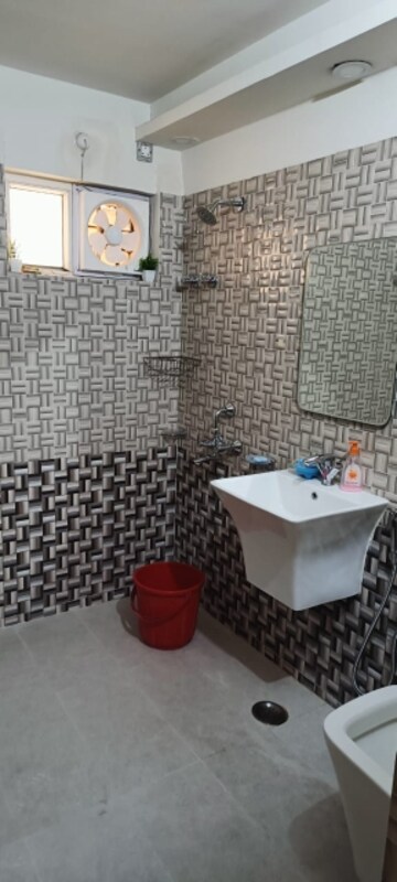 Bathroom in 3 BHK Apartment at Gomti Nagar – for Rent