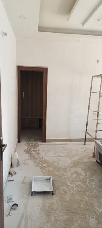 Room in 3 BHK Apartment at Gomti Nagar – for Rent