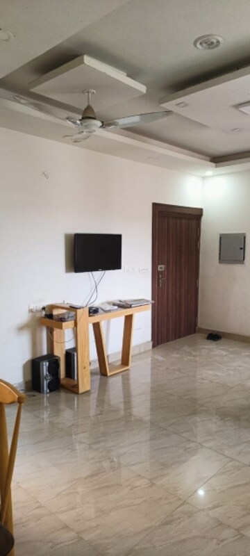 Living Room in 3 BHK Apartment at Gomti Nagar – for Rent