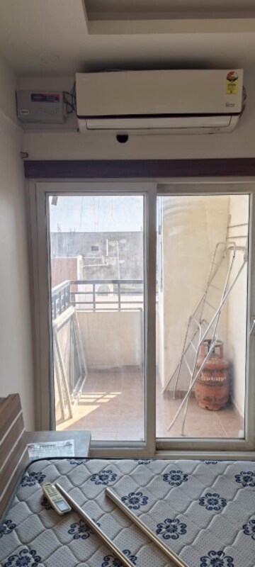 Room in 3 BHK Apartment at Gomti Nagar – for Rent