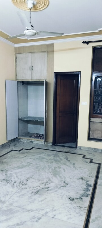 Room in 3 BHK Independent House at RWA Apartments Sector 50, Sector 50 – for Rent
