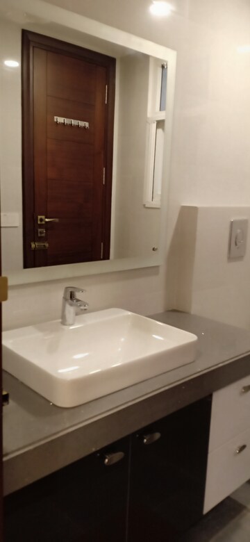Furnished Amenities in 2 BHK Apartment at Defence Colony – for Rent