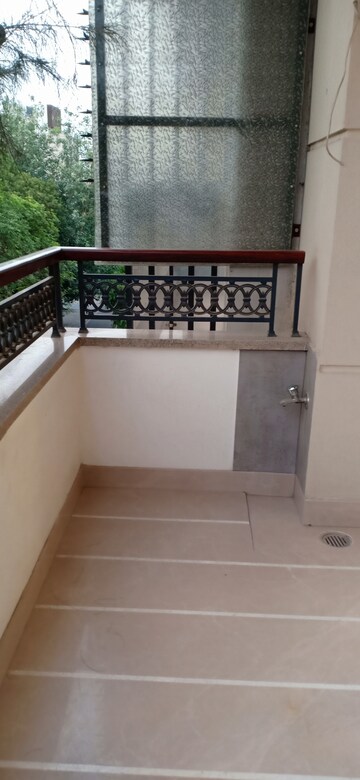 Furnished Amenities in 2 BHK Apartment at Defence Colony – for Rent
