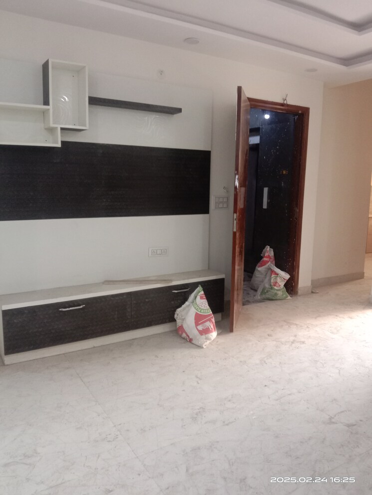 Living Room, rohini sector 26 3 Bedroom 100 Sq.Yd. Builder Floor In Rohini Sector 26 Delhi 8255533