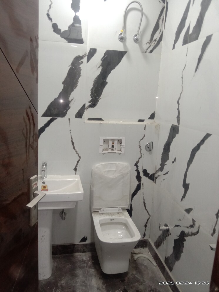 Attached Bathroom, rohini sector 26 3 Bedroom 100 Sq.Yd. Builder Floor In Rohini Sector 26 Delhi 8255533